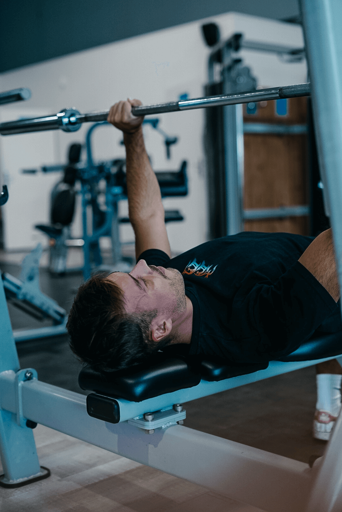 Image montrant un homme faire du développé couché à la barre